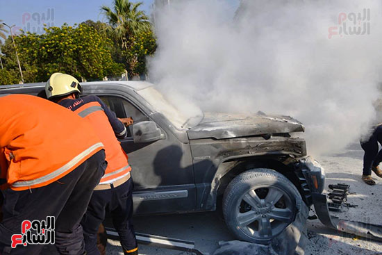 السيطرة على حريق داخل سيارة بمحور صلاح سالم (34)