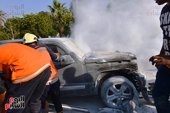 السيطرة على حريق داخل سيارة بمحور صلاح سالم (33)
