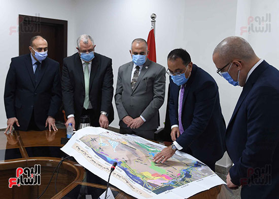 رئيس الوزراء يتابع ملفات استصلاح الأراضى فى سيناء وجهود توفير المياه (2)