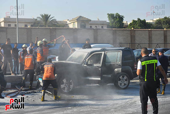 السيطرة على حريق داخل سيارة بمحور صلاح سالم (12)