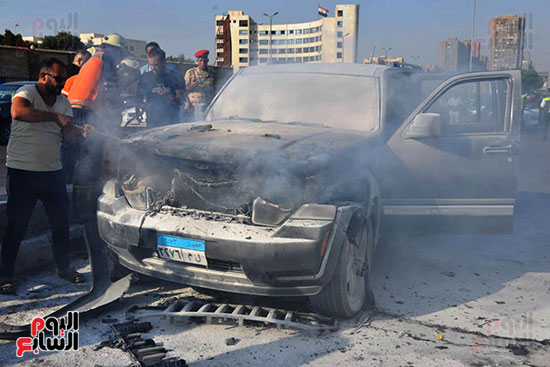 السيطرة على حريق داخل سيارة بمحور صلاح سالم (27)