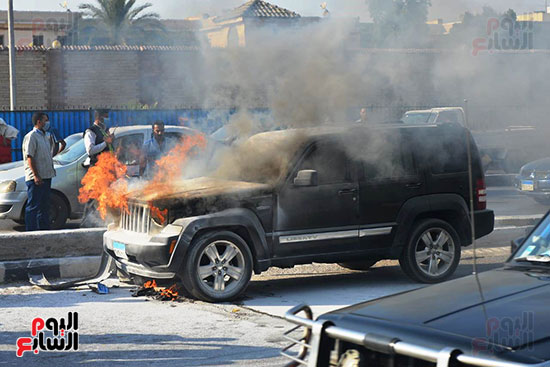 السيطرة على حريق داخل سيارة بمحور صلاح سالم (38)