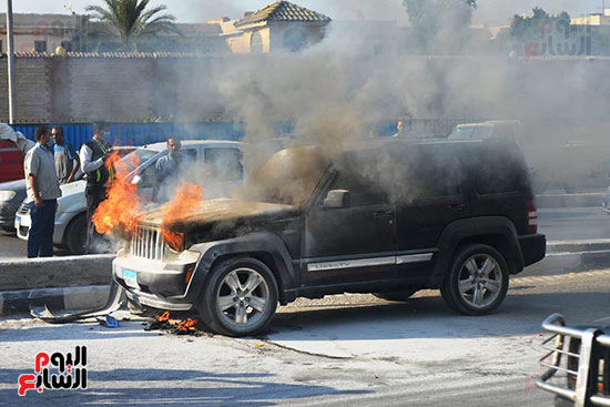 السيطرة على حريق داخل سيارة بمحور صلاح سالم (39)