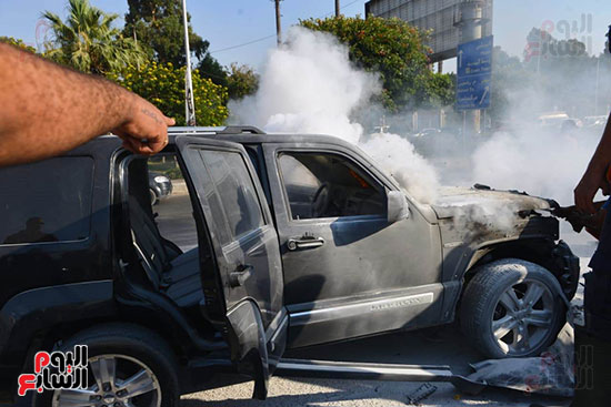 السيطرة على حريق داخل سيارة بمحور صلاح سالم (35)