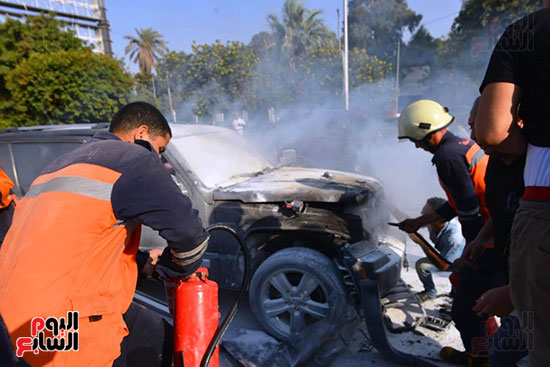 السيطرة على حريق داخل سيارة بمحور صلاح سالم (36)