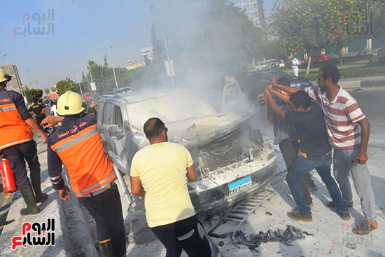 السيطرة على حريق داخل سيارة بمحور صلاح سالم (29)