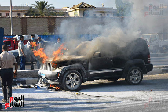 السيطرة على حريق داخل سيارة بمحور صلاح سالم (41)