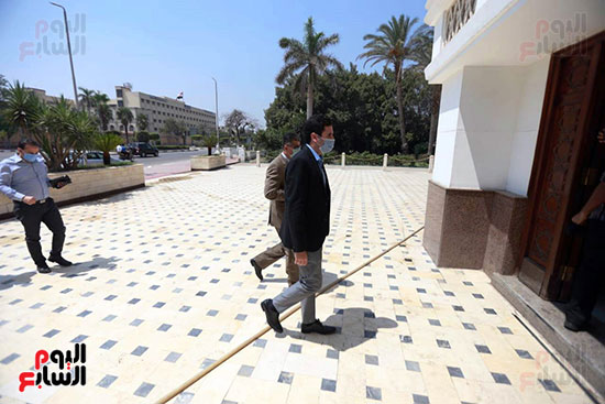 حفيد الزعيم الراحل جمال عبد الناصر اثناء زيارة لضريح جده