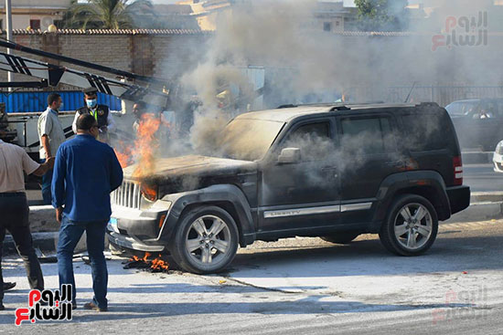 السيطرة على حريق داخل سيارة بمحور صلاح سالم (42)