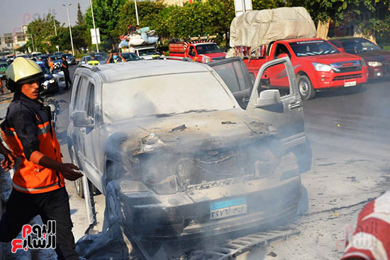 السيطرة على حريق داخل سيارة بمحور صلاح سالم (25)
