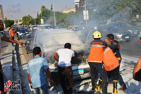 السيطرة على حريق داخل سيارة بمحور صلاح سالم (23)