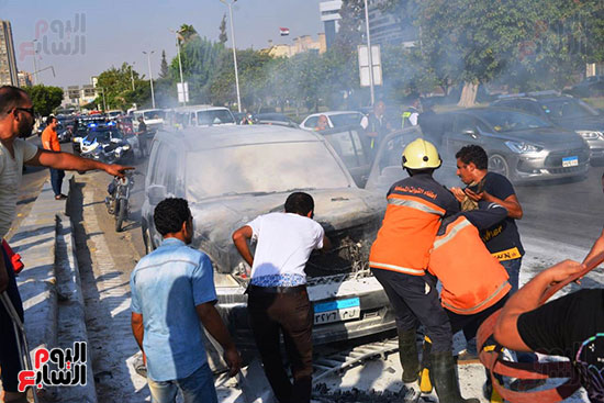السيطرة على حريق داخل سيارة بمحور صلاح سالم (22)