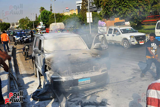 السيطرة على حريق داخل سيارة بمحور صلاح سالم (24)