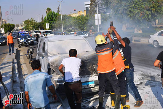 السيطرة على حريق داخل سيارة بمحور صلاح سالم (21)