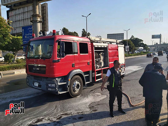 السيطرة على حريق داخل سيارة بمحور صلاح سالم (2)