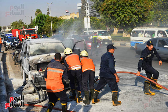 السيطرة على حريق داخل سيارة بمحور صلاح سالم (16)