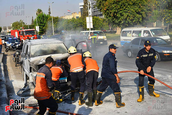 السيطرة على حريق داخل سيارة بمحور صلاح سالم (19)