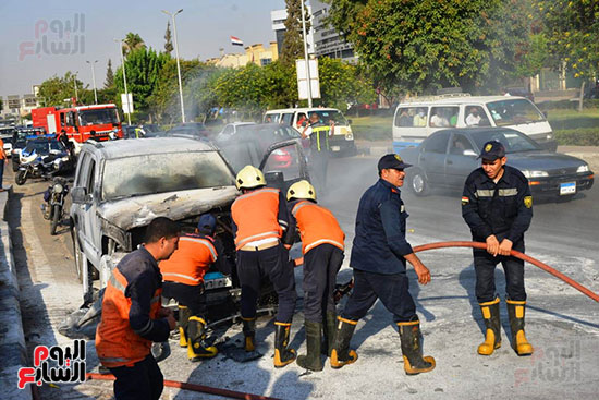 السيطرة على حريق داخل سيارة بمحور صلاح سالم (18)