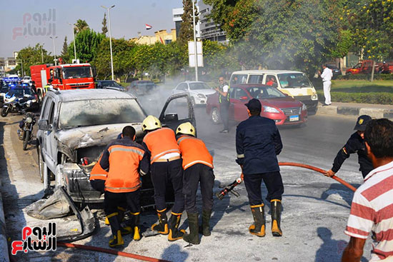 السيطرة على حريق داخل سيارة بمحور صلاح سالم (15)