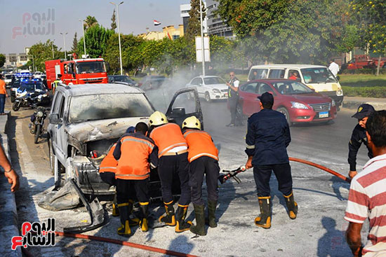 السيطرة على حريق داخل سيارة بمحور صلاح سالم (14)
