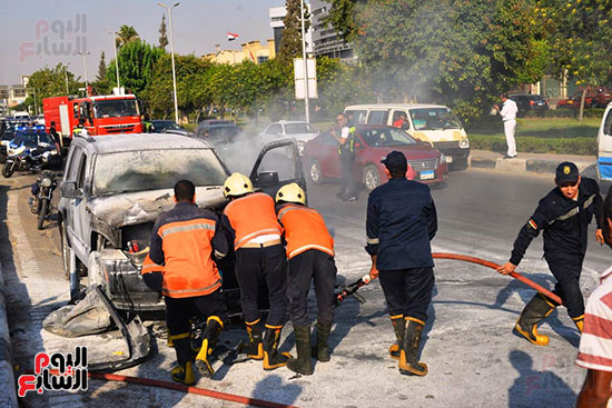 السيطرة على حريق داخل سيارة بمحور صلاح سالم (17)