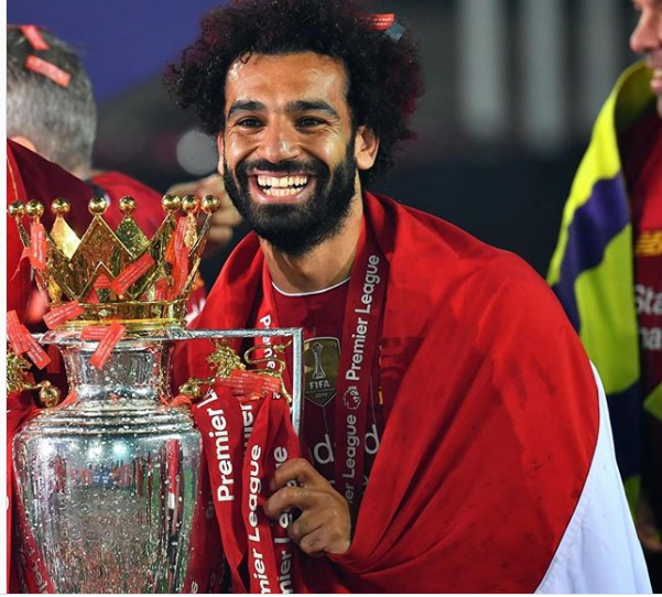 محمد صلاح يواصل الاحتفالات بلقب الدوري الإنجليزي بصورة جديدة بعلم ...