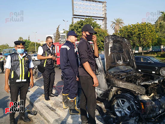 السيطرة على حريق داخل سيارة بمحور صلاح سالم (8)