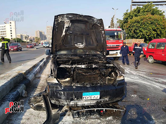 السيطرة على حريق داخل سيارة بمحور صلاح سالم (1)