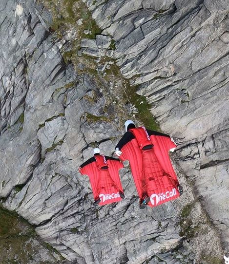 مغامر يقفز فوق جبل قمة جبل في النرويج من طائرة هيلوكوبتر  (3)
