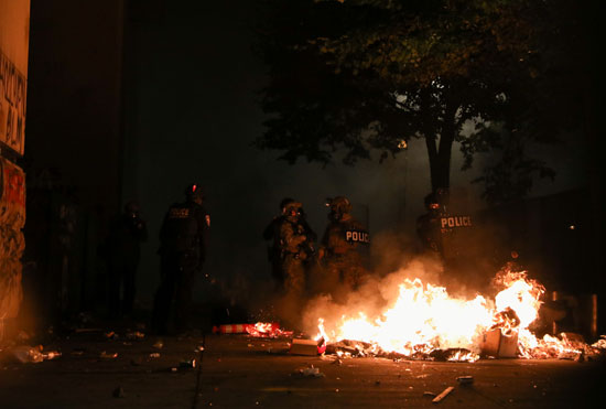 الشرطة الأمريكية تواجه المحتجين وسط أعمال عنف