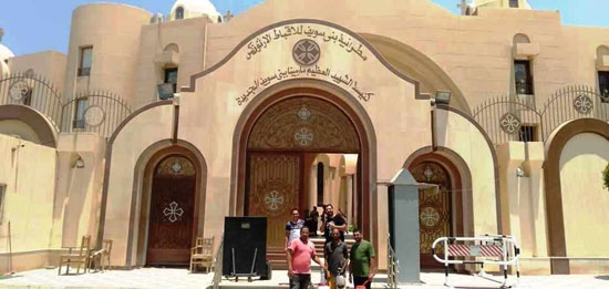  مسلمون وأقباط يعقمون كنيسة مار مينا بمدينة بنى سويف (5)