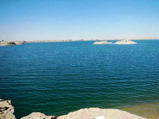 بحيرات طبيعية فى قلب الصحراء الغربية (17)