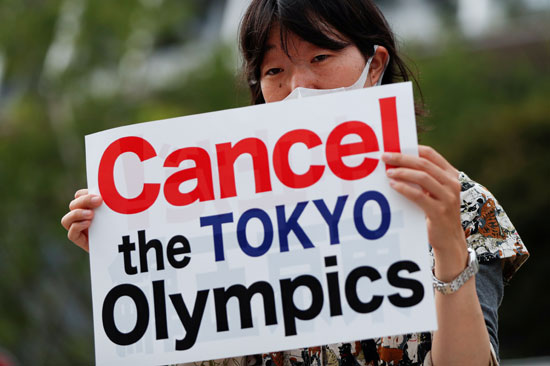 متظاهرة تطالب بإلغاء أولومبياد 2020