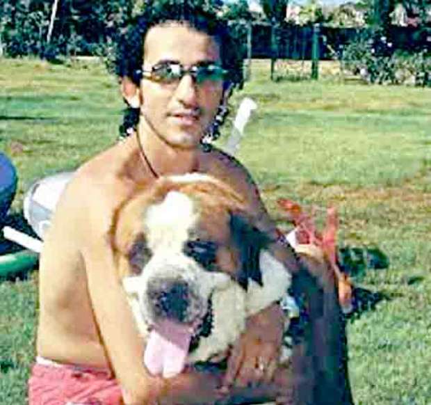 أحمد حلمي مع كلبه