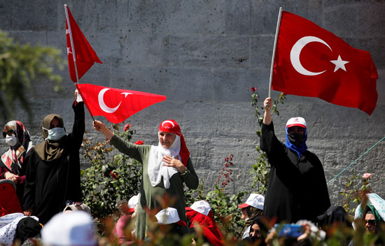 أنصار أردوغان يرفعون العلم التركي في آيا صوفيا
