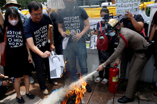 طلاب يحرقون صورة لرئيس الوزراء التايلاندي