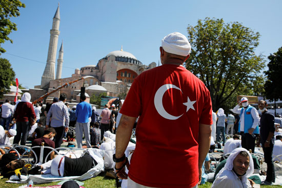 رجل يرتدي علم تركيا في أول صلاة جمعة بآيا صوفيا