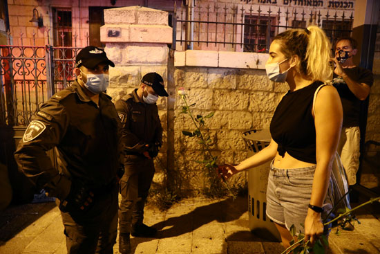 ناشطة تتحدث لقوات الأمن الإسرائيلية