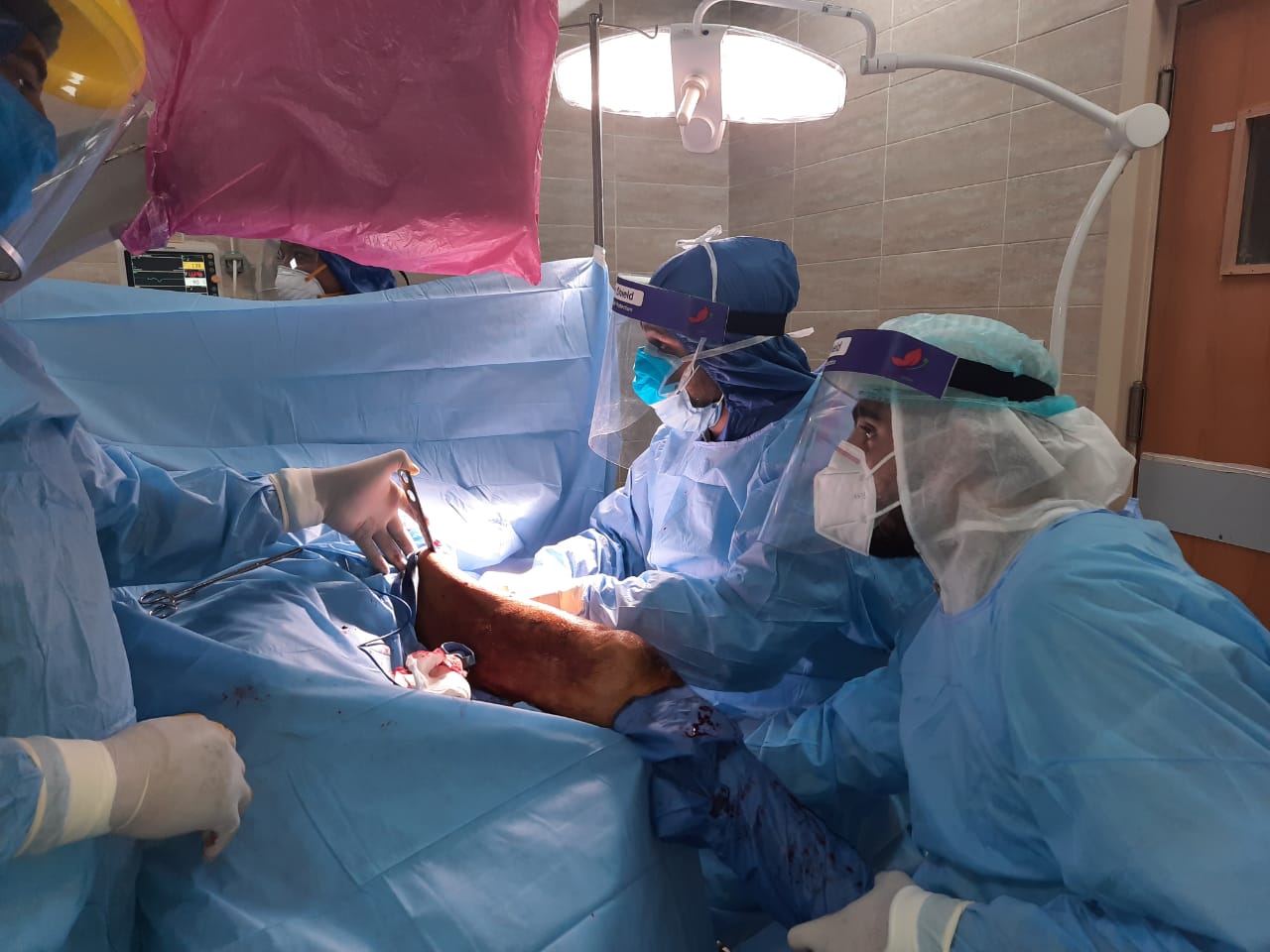 مستشفى الأقصر العام تجرى عملية جراحية لمصاب بفيروس كورونا  (3)