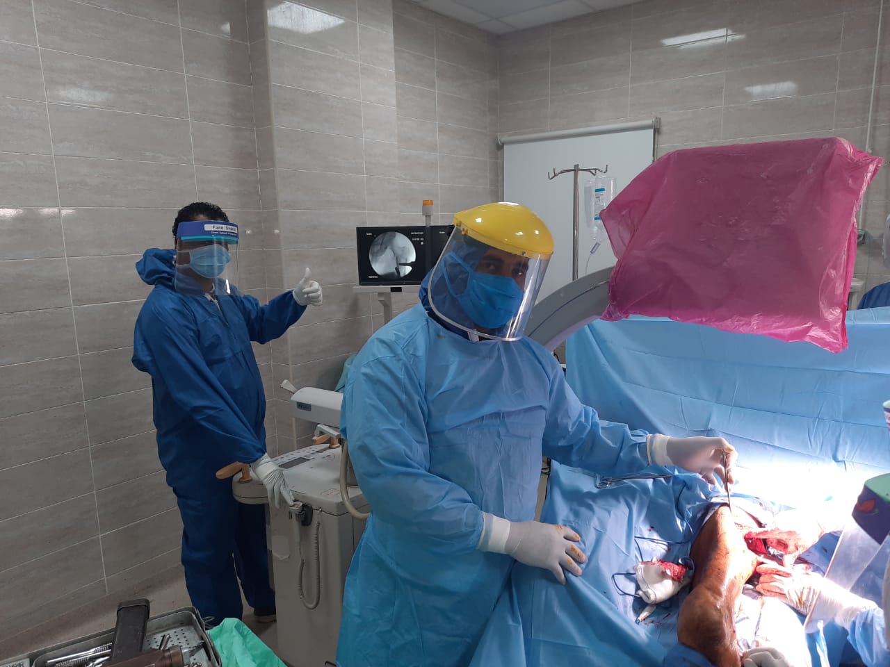 مستشفى الأقصر العام تجرى عملية جراحية لمصاب بفيروس كورونا  (1)