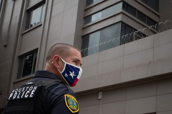 ضابط شرطة أمريكي أمام السفارة الصينية في تكساس