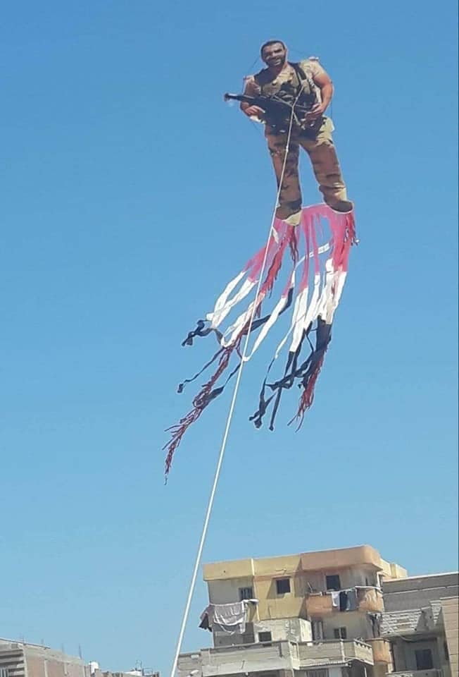 طائرة ورقية تحمل مجسم للشهيد أحمد منسي (2)