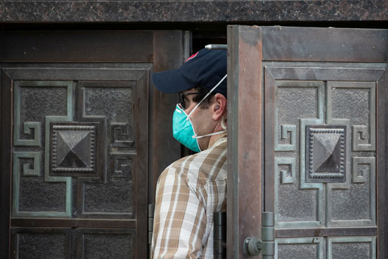 أحد الأشخاص يخرج من بوابة السفارة في تشغندو