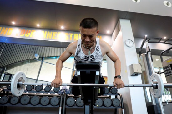 رجل يمارس التمارين في صالة الألعاب الرياضية بمركز لندن للألعاب المائية