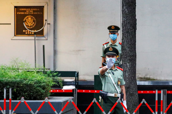 ضابط شرطة يلوح للمصور بمنع التصوير أمام السفارة
