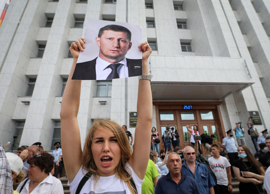 روسية شابة تحمل صورة الحاكم الإقليمي سيرغي فورغال