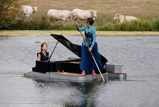 المطربة و عازفة البيانو فى البحيرة
