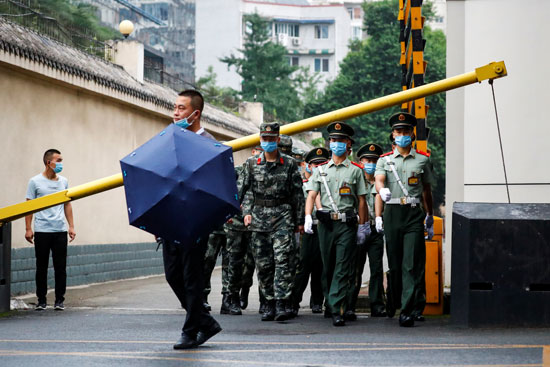 الشرطة الصينية أغلقت حركة المرور أمام السفارة
