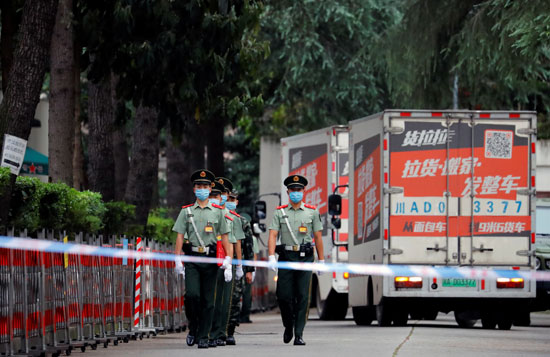 تواجد الشرطة الصينية بكثافة أمام مقر السفارة