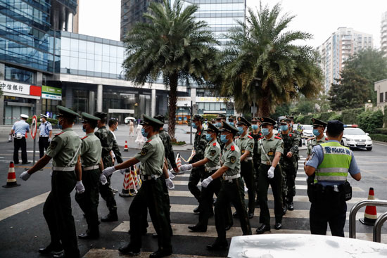 الشرطة الصينية تعزز التواجد الأمني أمام السفارة